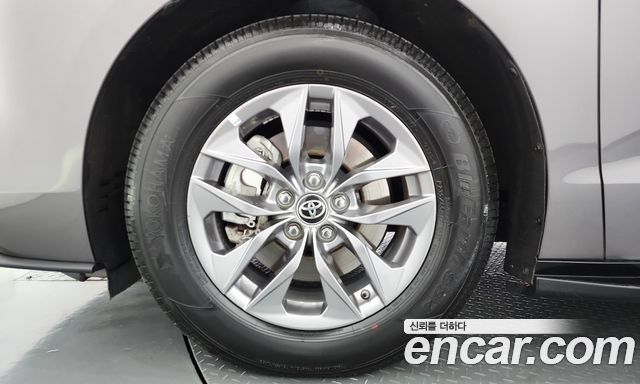 Toyota Sienna 2023 — photo 5