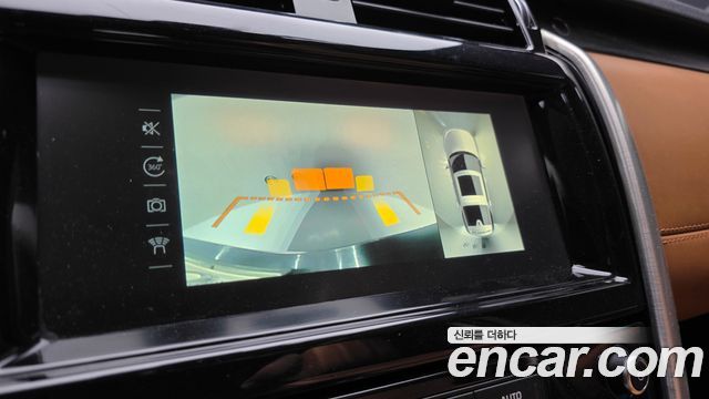 Land Rover Discovery 2018 — photo 16