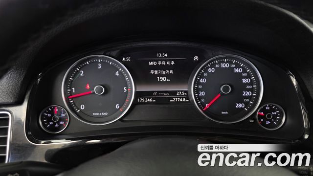 Volkswagen Touareg 2012 — photo 8