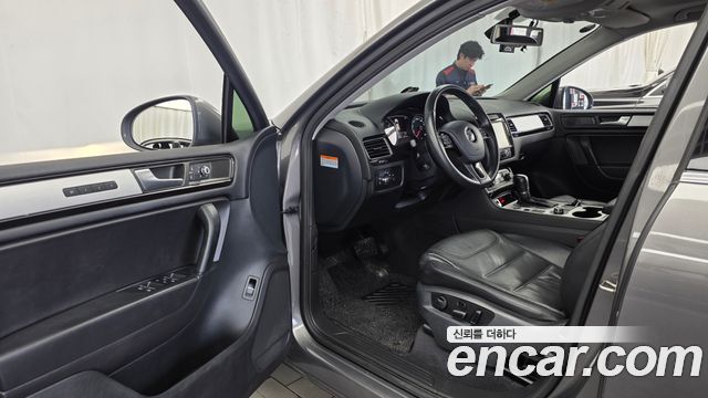 Volkswagen Touareg 2012 — photo 10