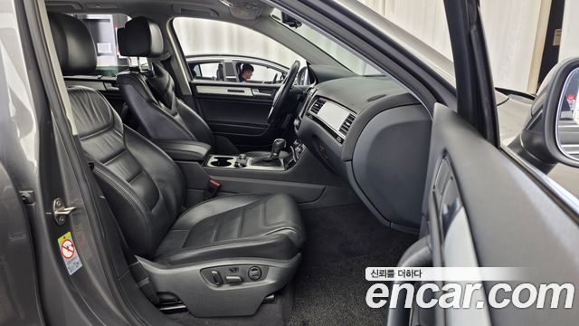 Volkswagen Touareg 2012 — photo 11