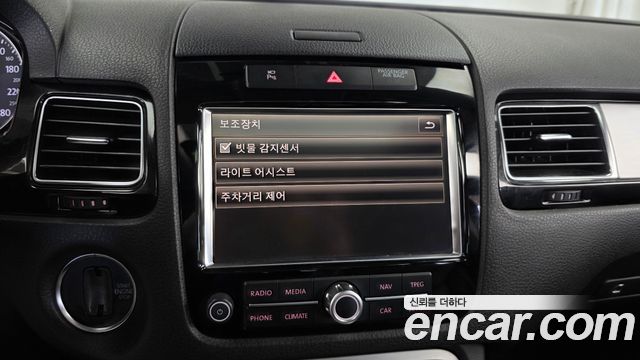 Volkswagen Touareg 2012 — photo 16