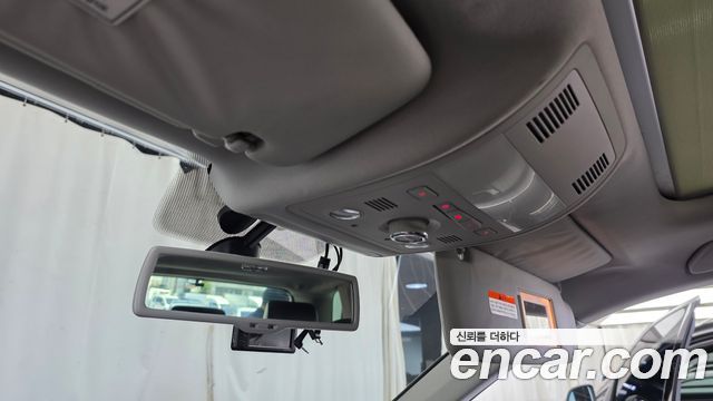 Volkswagen Touareg 2012 — photo 18