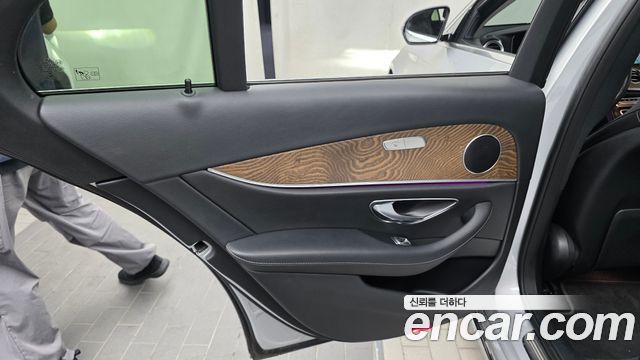 Mercedes-Benz E-Class 2018 — photo 15