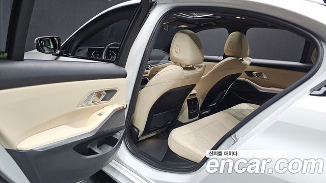 BMW 3-Series 2023 — photo 16