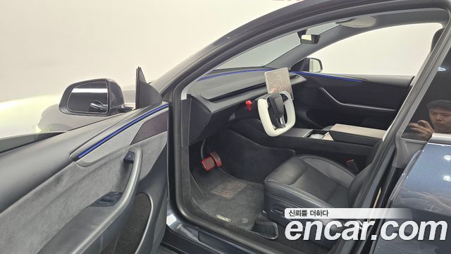 Tesla Model Y 2025 — photo 13