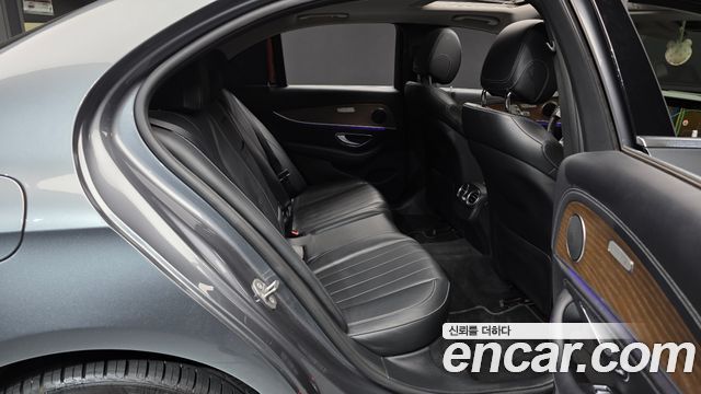 Mercedes-Benz E-Class 2018 — photo 18