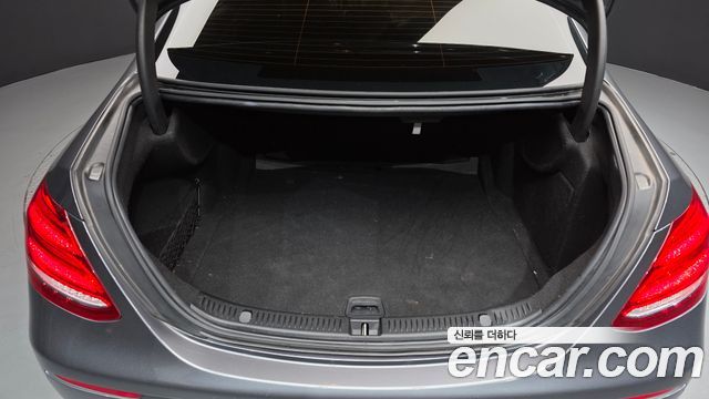 Mercedes-Benz E-Class 2018 — photo 26
