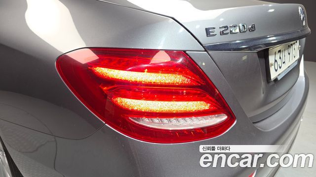 Mercedes-Benz E-Class 2018 — photo 9