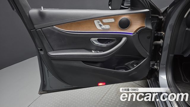 Mercedes-Benz E-Class 2018 — photo 14