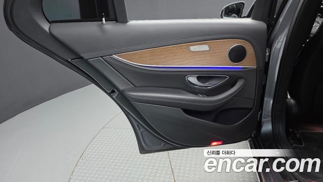Mercedes-Benz E-Class 2018 — photo 15
