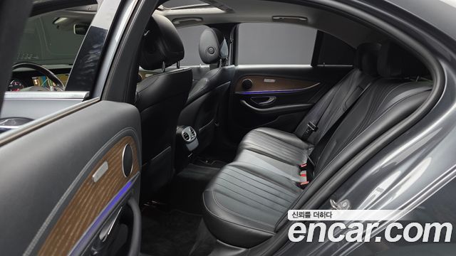 Mercedes-Benz E-Class 2018 — photo 16