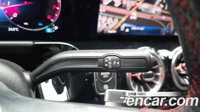 Mercedes-Benz GLA-Class 2025 — photo 12