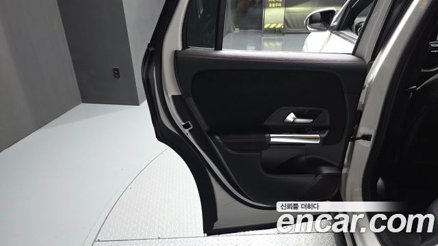 Mercedes-Benz GLA-Class 2025 — photo 15