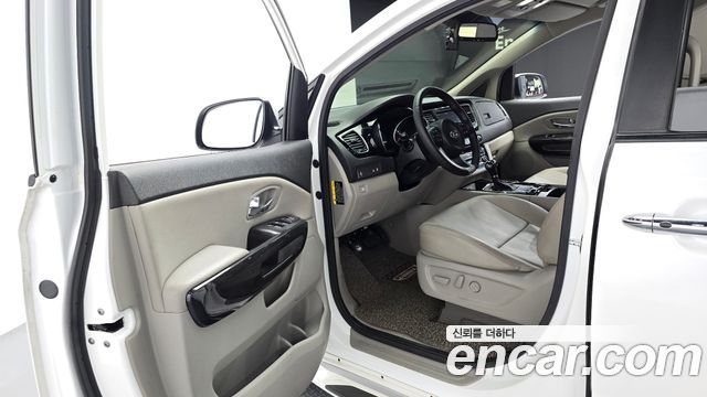 Kia Canival 2016 — photo 10