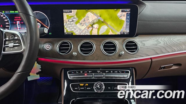 Mercedes-Benz E-Class 2020 — photo 18