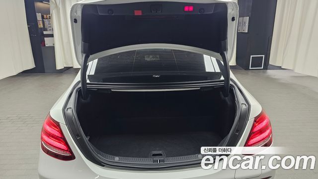 Mercedes-Benz E-Class 2020 — photo 24