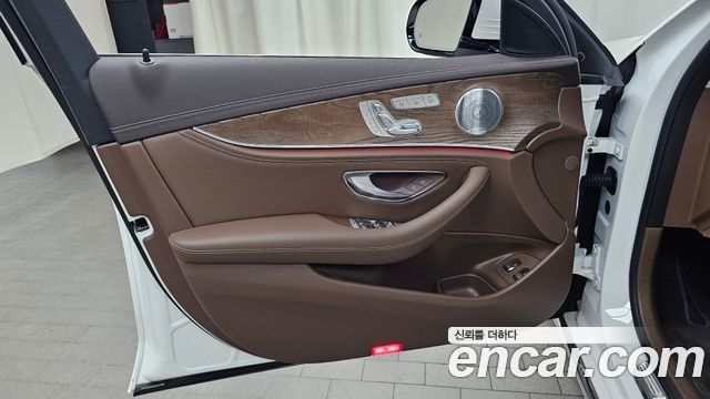 Mercedes-Benz E-Class 2020 — photo 14