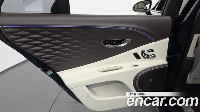 Bentley Flying Spur 2023 — photo 15
