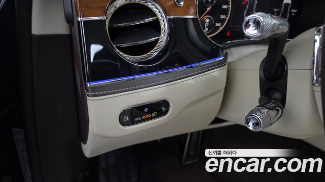 Bentley Flying Spur 2023 — photo 29