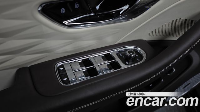 Bentley Flying Spur 2023 — photo 35