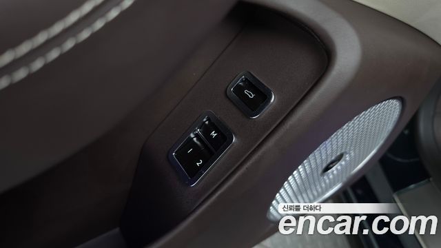 Bentley Flying Spur 2023 — photo 38