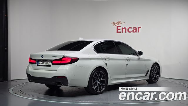 BMW 5-Series 2022 — photo 2