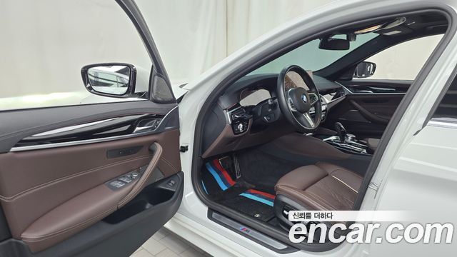 BMW 5-Series 2022 — photo 13