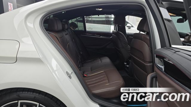 BMW 5-Series 2022 — photo 17