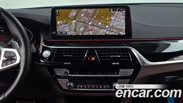 BMW 5-Series 2022 — photo 18