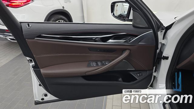 BMW 5-Series 2022 — photo 14