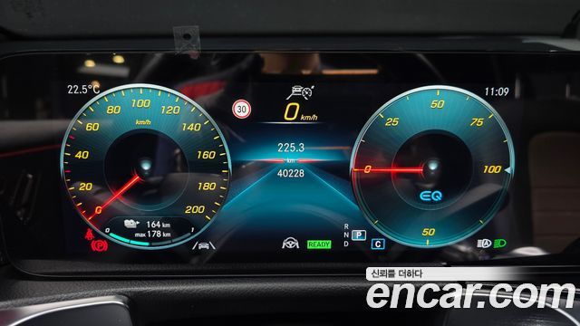 Mercedes-Benz EQB 2023 — photo 11