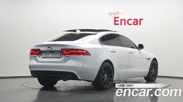 Jaguar XE 2018 — photo 2