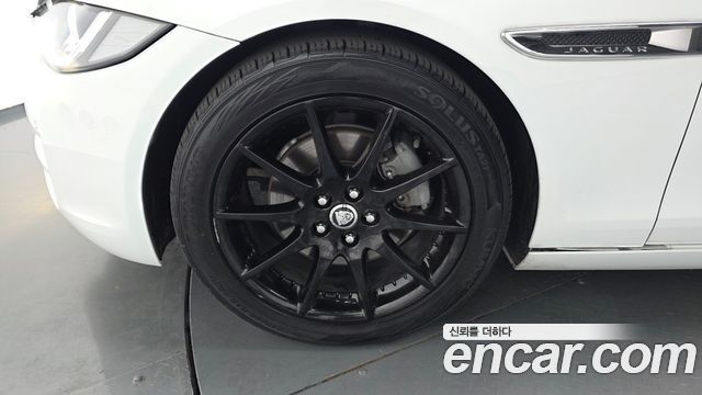 Jaguar XE 2018 — photo 5