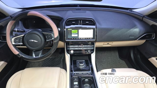Jaguar XE 2018 — photo 10