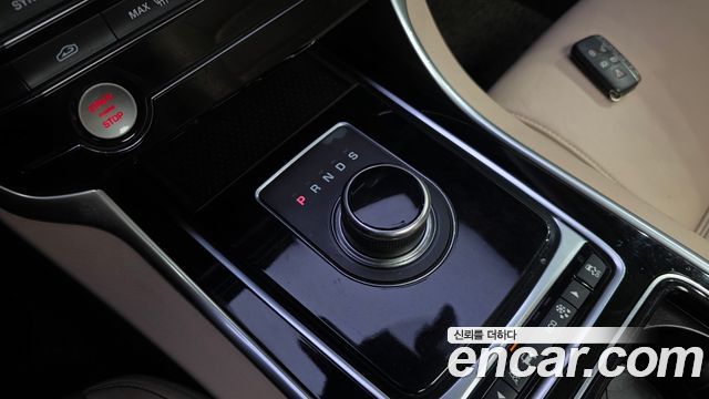 Jaguar XE 2018 — photo 12