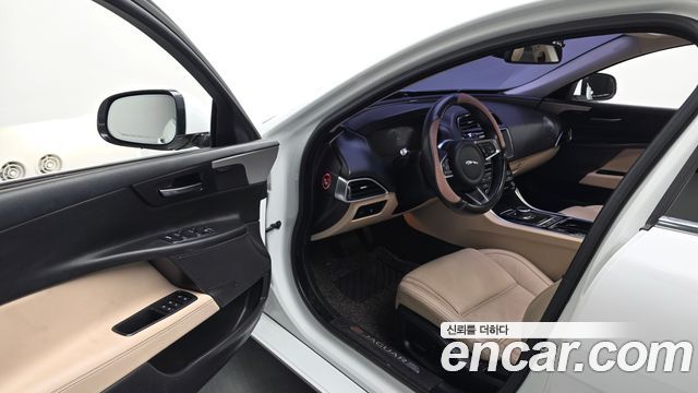 Jaguar XE 2018 — photo 13