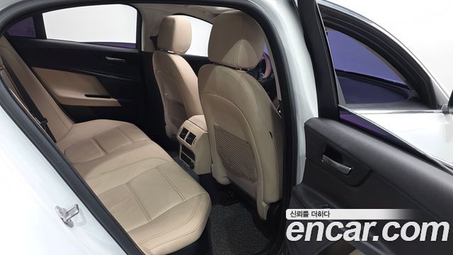 Jaguar XE 2018 — photo 17