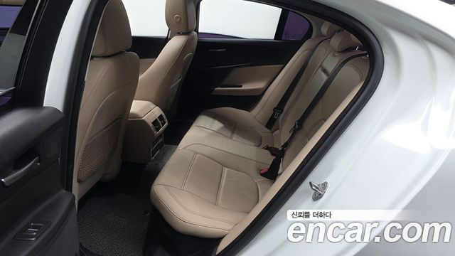 Jaguar XE 2018 — photo 18
