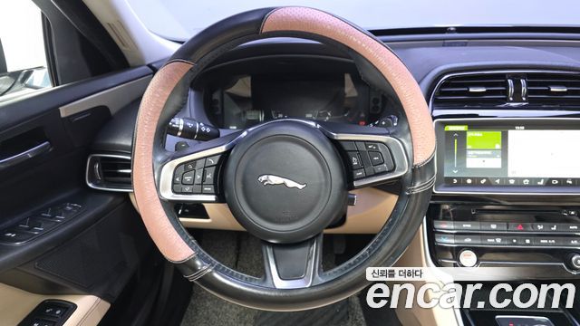 Jaguar XE 2018 — photo 19