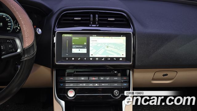 Jaguar XE 2018 — photo 20