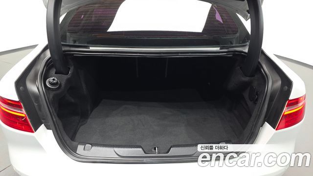 Jaguar XE 2018 — photo 23