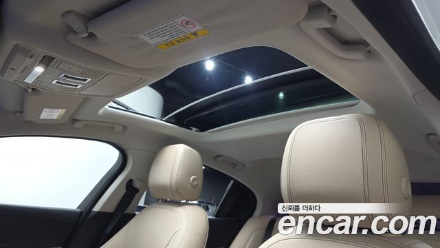 Jaguar XE 2018 — photo 24