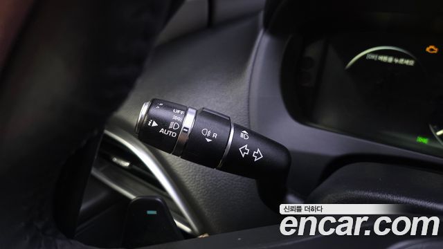 Jaguar XE 2018 — photo 25
