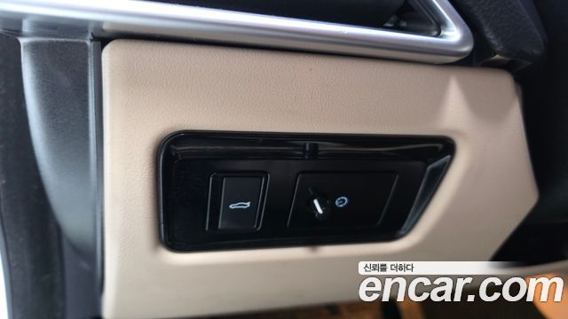 Jaguar XE 2018 — photo 26