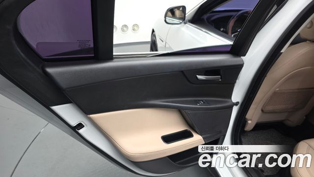 Jaguar XE 2018 — photo 15