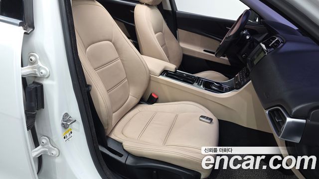 Jaguar XE 2018 — photo 16