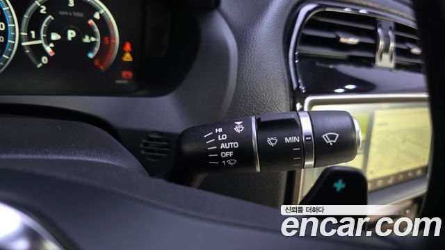 Jaguar XE 2018 — photo 27
