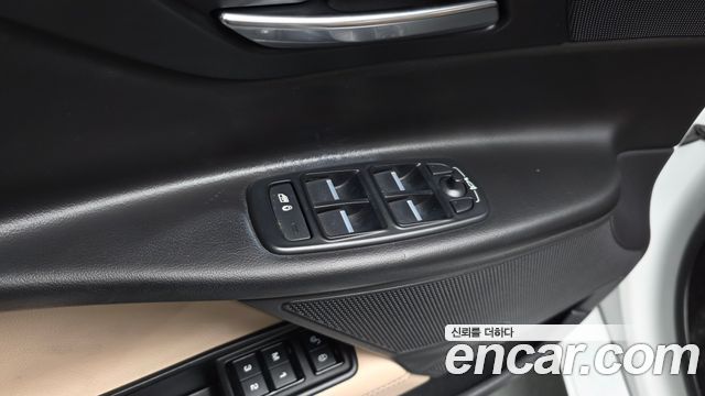 Jaguar XE 2018 — photo 28