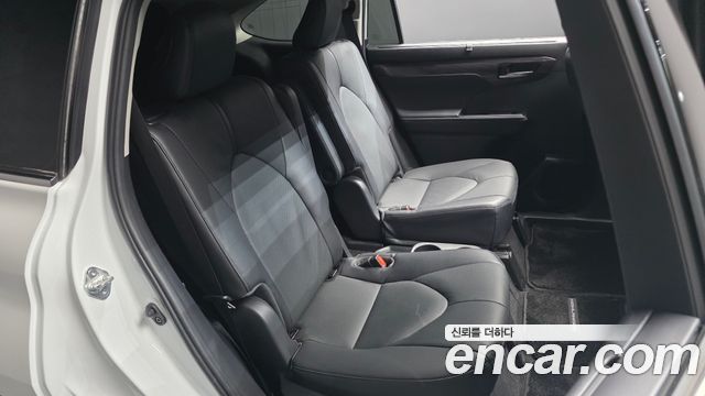 Toyota Highlander 2023 — photo 17
